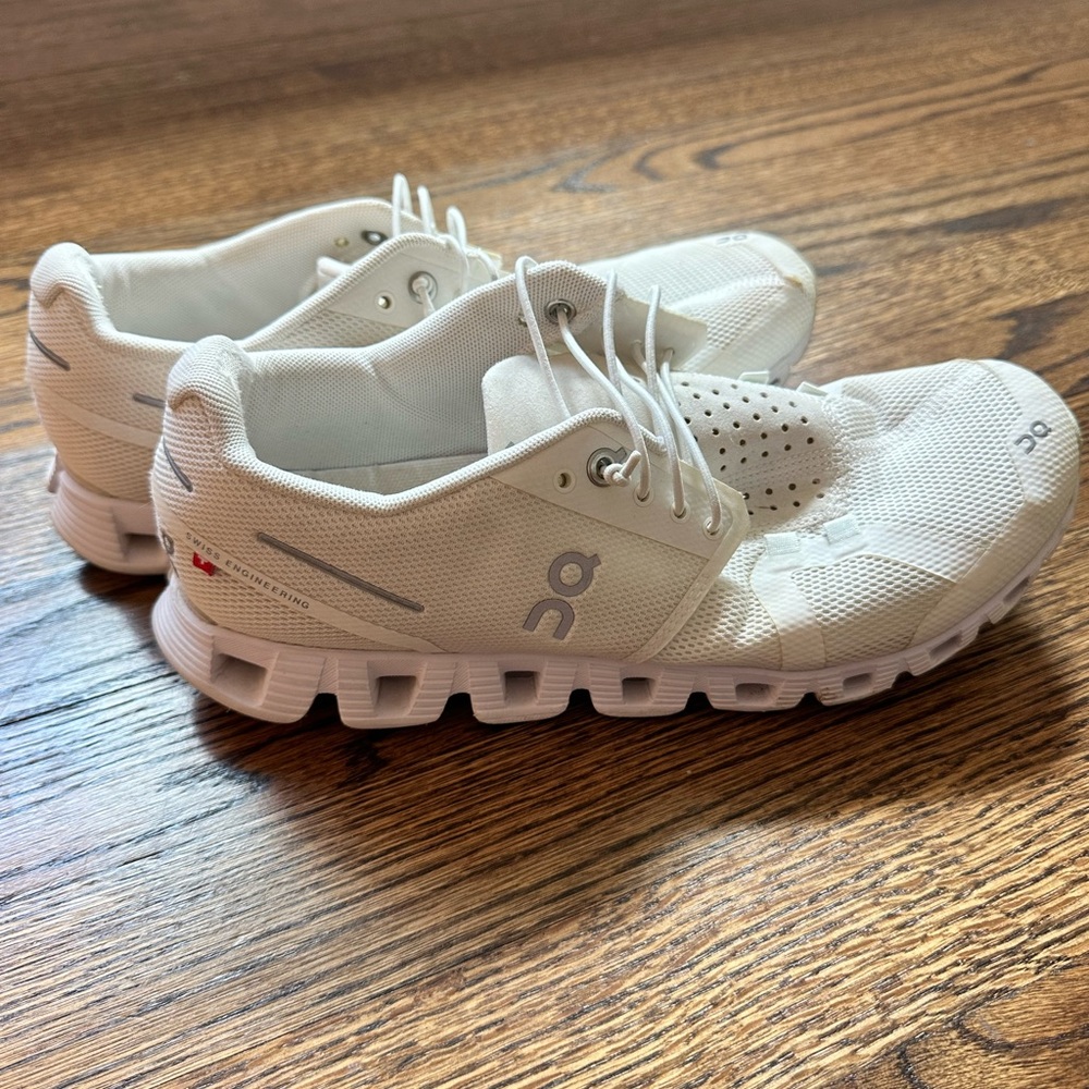 white “On cloud 5” running shoes